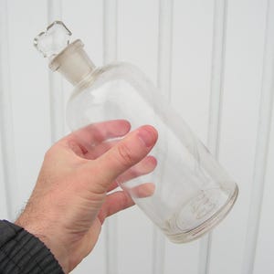 Chemical bottle 1950s Antique apothecary glass stopper Vintage glass bottle 625 ml with cap Pharmacy bottle Chemist apothecary jar