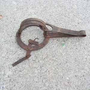 Antique iron trap Primitive patina trap Working trap Rustic trap Old animal trap Hand forged trap