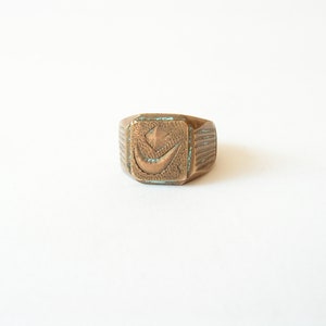 Retro mens anneau timbre vert patine Solide bague en laiton mâle Big bague marquée hommes Massive homme bague gravée Cadeau pour lui Anneau en métal fait main