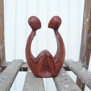 figurine vintage en bois garçon fille assise sculptée à la main homme femme figurine en bois garçon fille sculpture en bois figurine d'art en bois symbole de l'amour