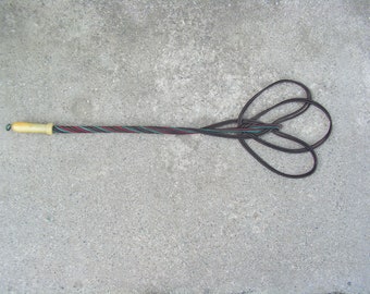 Vintage beater 1950s Rug beater Carpet metal beater plastic handle Primitive cleaner tool Wire plastic rug beater Antique beater Home decor