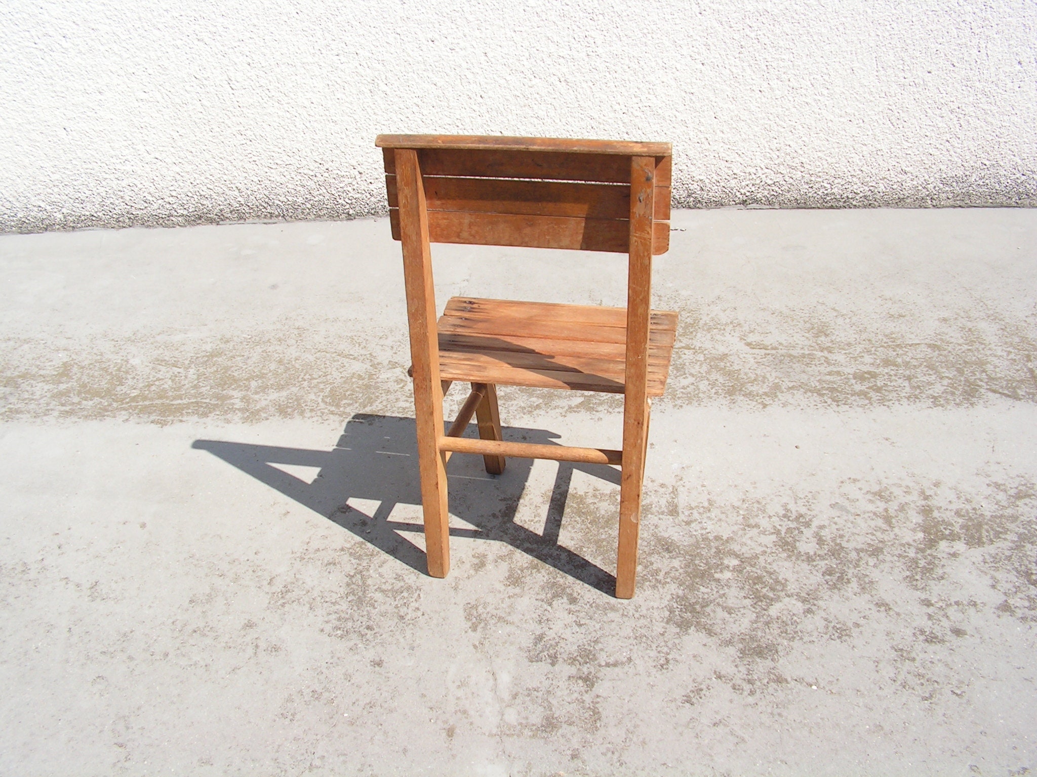 アンティークの小さな木製椅子、古い4本脚の椅子、素朴な原始的な