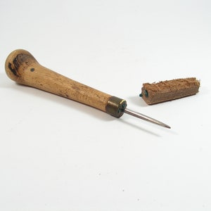Étui en cuir de poinçon vintage joli poinçon en bois à poignée Poinçon de couture sculpté à la main Outil en bois primitif Outil en bois Art populaire Sculpture sur bois Poignée en bois Poinçon