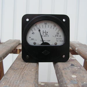Contatore di frequenza antico, contatori analogici, vecchio voltmetro, arredamento steampunk, apparecchio elettrico