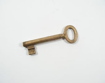 原始的な鍵 中サイズ 1900 年代 古い真鍮の鍵 アンティークな緑青の鍵