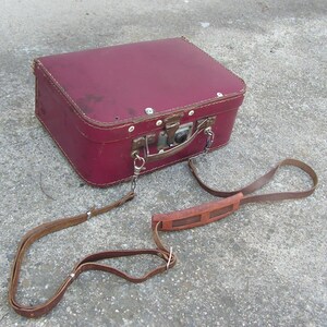 Maleta pequeña antigua de la década de 1950 Maleta encantadora para niños Maleta roja vieja Maleta de viaje retro Maleta de cartón Maletín vintage Maletín de equipaje