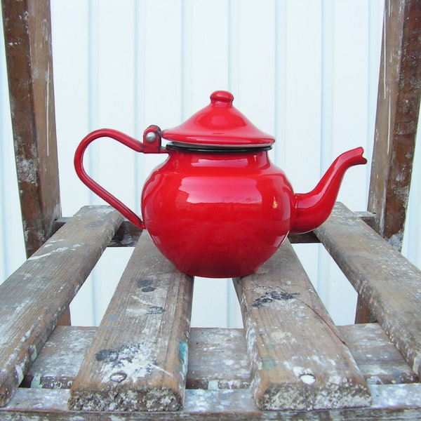 Vintage teapot 0.5 L Small red enamel teapot Enamel kettle Red teapot Collectible teapot Vintage enamelware Kitchen decoration