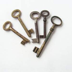 Vintage brass Iron keys, Set of 5 skeleton old keys, Metal keys different sizes, Collectibles keys, Antique keys, Rustic home decor