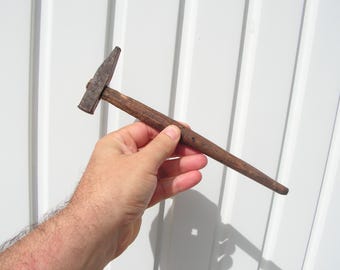 Vecchio martello di metallo, Piccolo martello in legno, Vecchio utensile di metallo, Martello fatto a mano, Martello primitivo