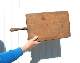 Tábua de corte vintage de madeira com alça, decoração rústica para cozinha.