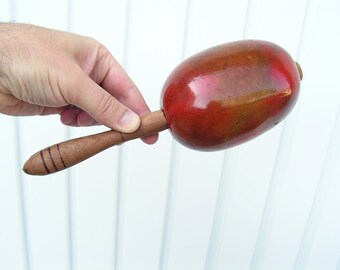 maracas rouges vintage, poignée en bois de maracas faite à la main, instrument de musique de percussion, matériaux naturels de maracas de bois, instrument de musique ancien