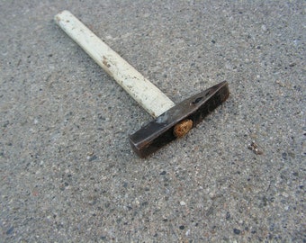 Martello antico in metallo, piccolo manico in legno, strumento primitivo