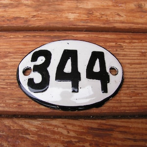 Vintage Schild 344, kleine ovale Adresse, Zimmernummer 344, weißes und schwarzes ovales Emailschild, Emailnummer für Schubladen oder Dekoration