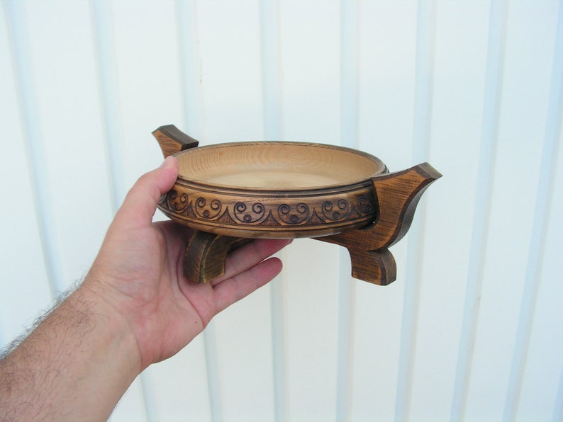 Vintage wooden bowl with stand Handmade wood bowl with legs Country wood bowl Fruit bowl Hand carved bowl Old dough bowl Rural house decor image 2