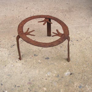 Antyczny prymitywny stojak na ogień z XIX wieku, ręcznie kuty żelazny trójnóg, podstawka pod garnek kominkowy, metalowy uchwyt na podstawkę