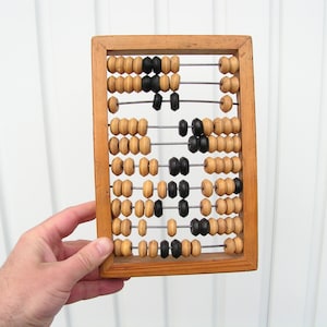 Ábaco antiguo Ábaco de madera Ábaco antiguo de Bulgaria Calculadora escolar antigua Computadora primitiva Calculadora de madera antigua Decoración de oficina
