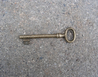 Llave primitiva Llave de latón antiguo Llave antigua Llave de puerta antigua Llave maestra rústica Llave grande Llave maestra grande 1900s