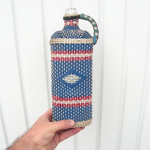 Vintage Weidenflasche Weinblau Flasche Metallstopfen Gewickelte Flasche Kunststoff Korb Weinflasche Bunte Kunststoff Korbgeflecht Rustikale Dekor