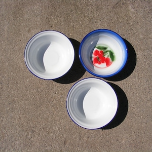 Vintage enamel bowls Set of 3 enamel bowls Enamel white pots Food nesting bowls Camping bowls Enamelware white bowl Rustic decor