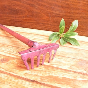 Kleine Jahrgang Harke Sammlerstücke Werkzeug Vintage Spielzeug Harke rustikalen Garten Dekor kleine Garten Harke Kindes Spielzeug Harke Sammelobjekt Harke seltene Harke