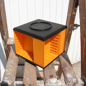 Expositor de casetes de plástico vintage de color naranja y negro, bonito soporte para casetes de estilo retro búlgaro, soporte giratorio para almacenamiento de casetes.