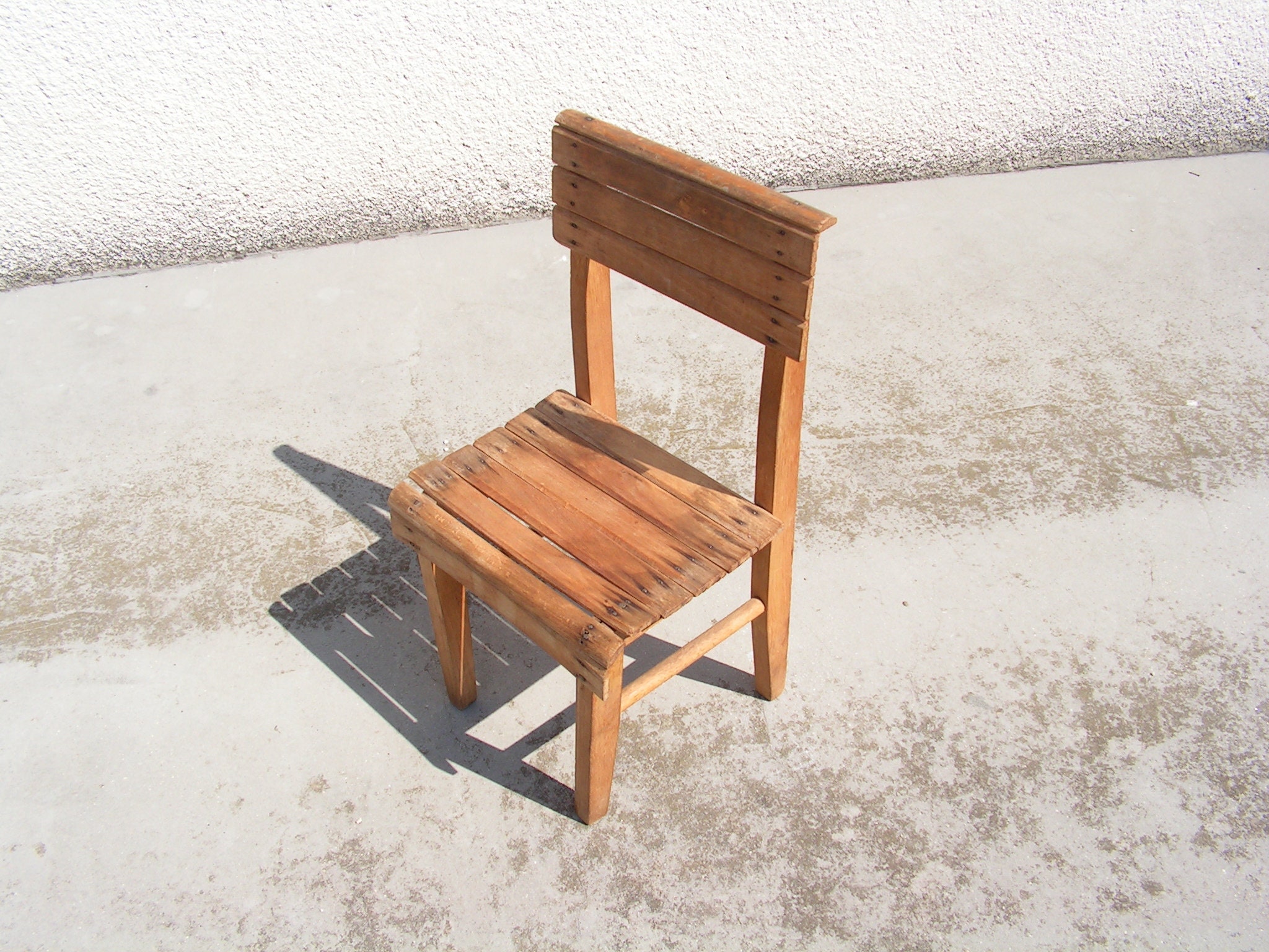 アンティークの小さな木製椅子、古い4本脚の椅子、素朴な原始的な