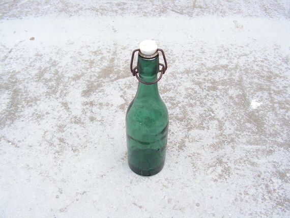 petite bouteille à limonade ou bière ancienne en verre vert