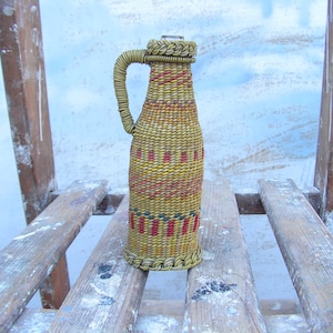 Vintage Kleine dekorative Flasche mit Kunststofffäden Mini gelb Wicker Demijohn Boho Decor Bunte Fäden Wicker French Home Decor