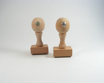 Sellos de goma vintage con caracteres cirílicos, mango de madera, decoración retro para la oficina.
