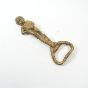 Vintage koperen opener, bronzen opener, jongen flesopener, pissende jongen, bieropener, jongen fles dop opener, bar tool, bronzen bar accessoire