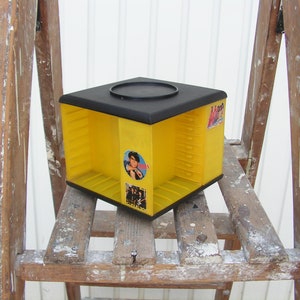 Vintage amarillo plástico casetes display rack retro casete cinta titular música pegatinas de banda giratoria casete almacenamiento soporte giratorio 1970