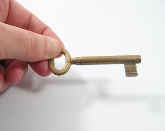 原始的な鍵 中サイズ 1900 年代 古い真鍮の鍵 アンティークな緑青の鍵