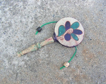 Vintage Leder Trommel, Rassel Trommel Holzgriff, Handgefärbte Trommel Holzkugeln, Tribal Musik Instrument, Folk Art Instrument Schlagzeug