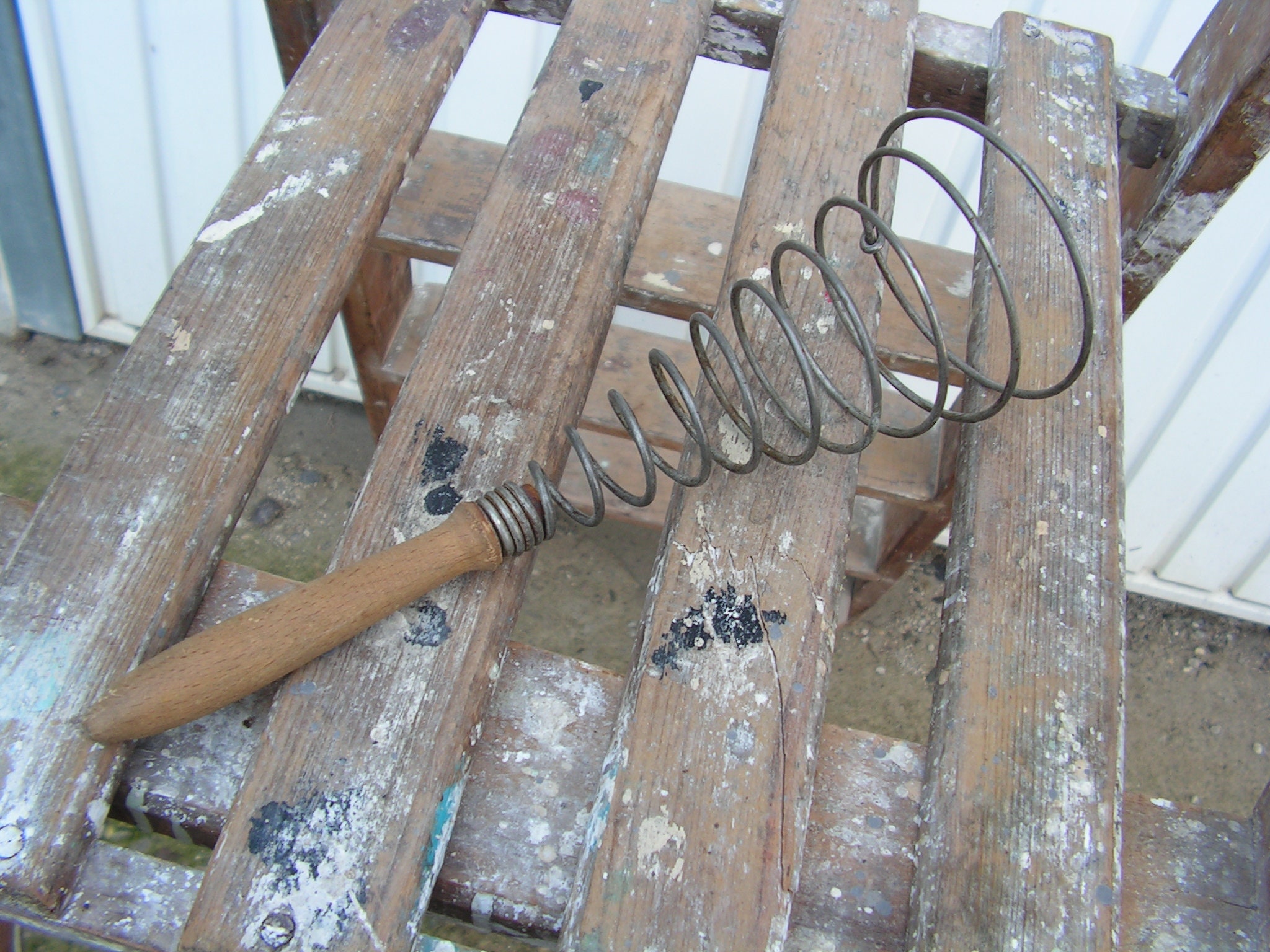 1930 年代のヴィンテージ卵泡立て器、ハンドミキサー、木製ハンドル