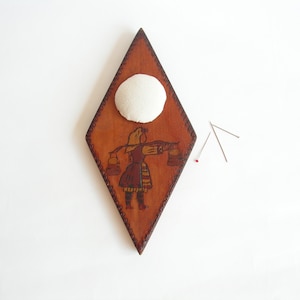 Organizador de costura vintage de la década de 1960, pincushion de madera, organizador de madera de pared pirografiada, soporte de costura de pared, accesorio de costura