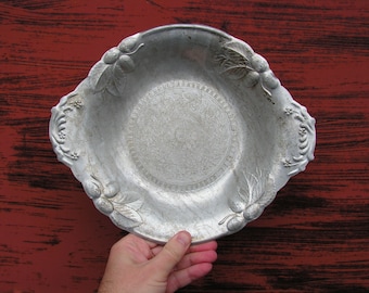 見事なフランスのヴィンテージ装飾の打ち出し銀金属フルーツトレイ