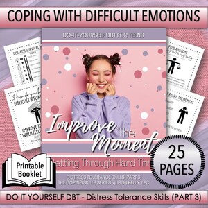 Op de afbeelding: Een printbaar boekje met de titel "Improve the Moment: Getting Through Hard Times" met een roze en paarse achtergrond. Het boekje maakt deel uit van een serie genaamd "The Coping Skills Series" en is bedoeld voor tieners. De omslag toont een lachende jonge vrouw met een paarse trui en een groot nummer 25 in een cirkel met het woord "PAGES" eronder.