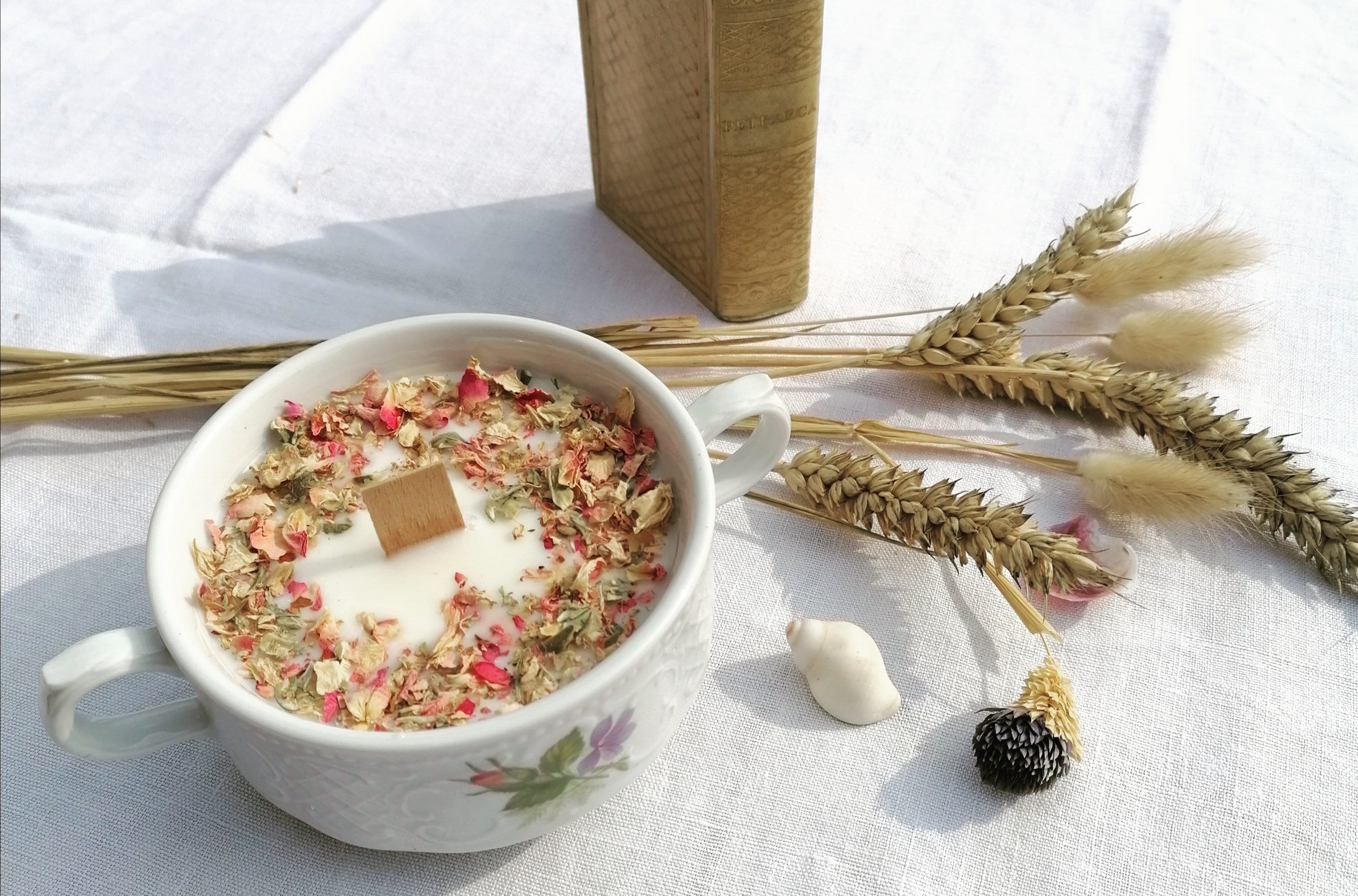 Bougie Artisanale, Tasse Judith. 100% Naturelle, Cire de Soja Sans Ogm. Fait Main en Région Bretagne