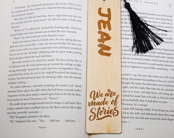 Personalisiertes Holz Lesezeichen mit Gravur 'Made Of Stories' Design