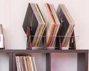 Moderne vinylplatenhouder uit het midden van de eeuw: plank voor desktop, berkenmultiplex en acryl