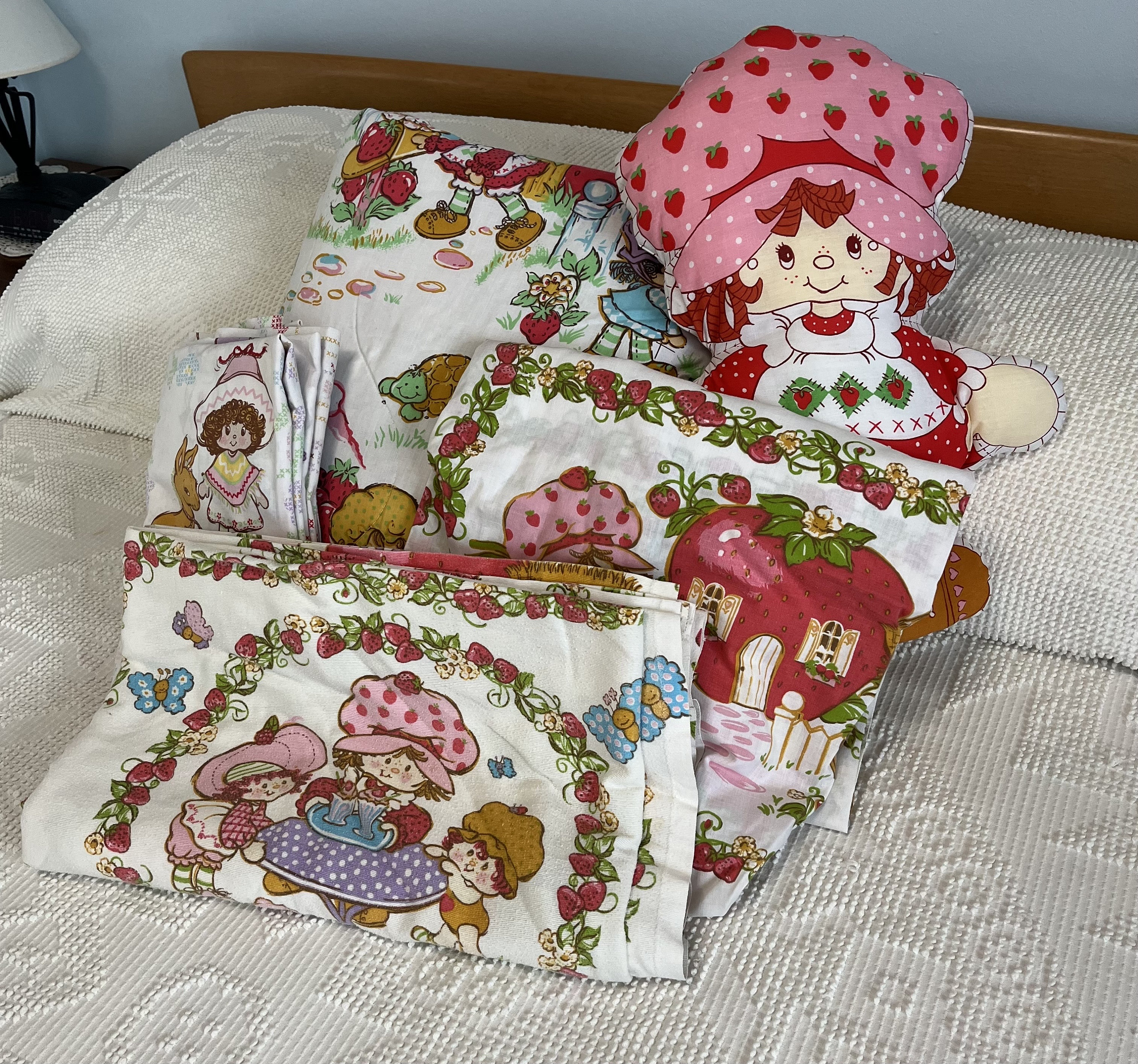 アメリカ購入ストロベリーショートケーキ　ヴィンテージ  フラットシーツ古着 Vintage Strawberry Shortcake Bedding Set ~comforter, Flat, Fleece