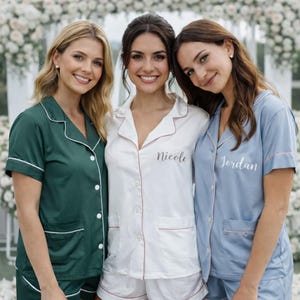 Bridesmaid Pajamas| Monogrammed Pajamas | Bridesmaid Gift| Bride Pajamas| Personalized Pjs| Bridal pajama SET of 4,5,6,7,8,9| Girls Gateway bild 6