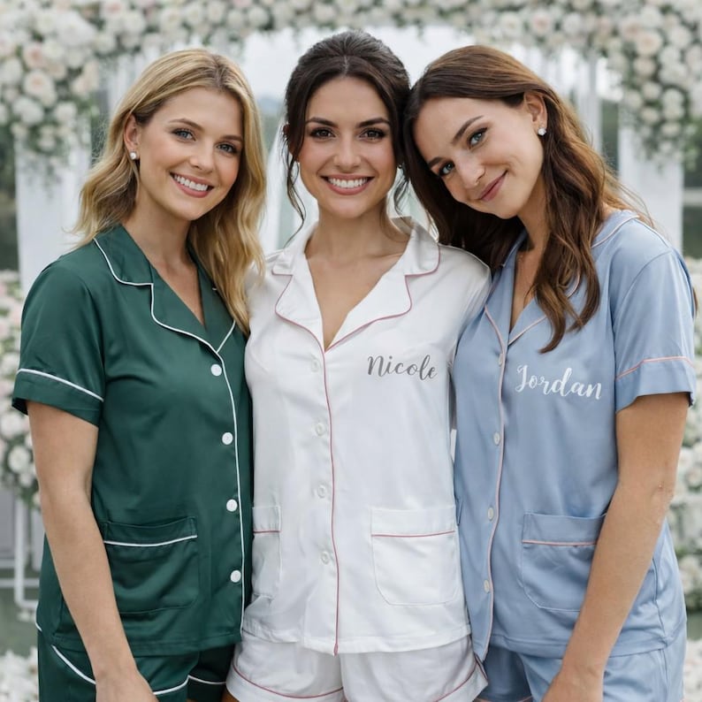 Bridesmaid Pajamas| Monogrammed Pajamas | Bridesmaid Gift| Bride Pajamas| Personalized Pjs| Bridal pajama SET of 4,5,6,7,8,9| Girls Gateway bild 6