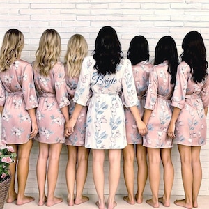 Batas de dama de honor con estampado floral de Jersey, regalo para dama de honor, conjunto de batas, propuesta de dama de honor, batas de kimono, batas florales, bata de novia