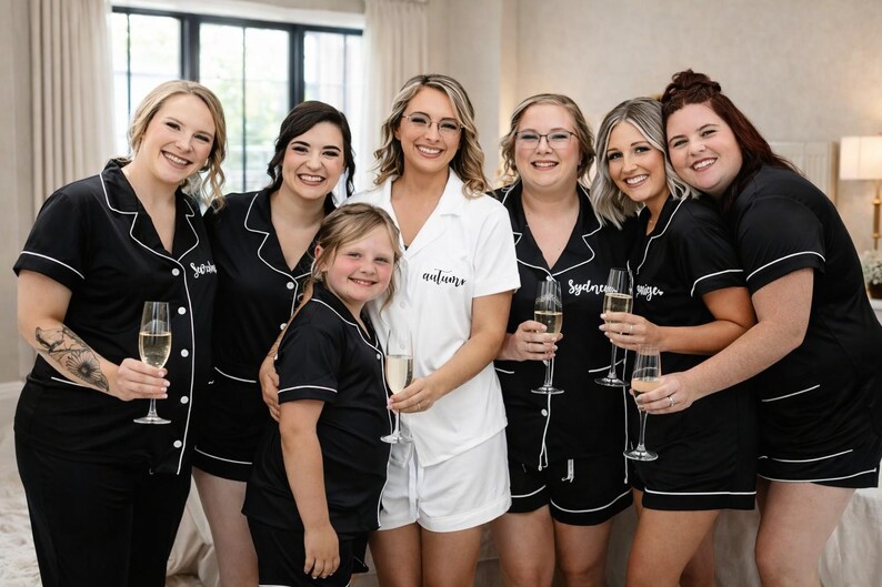 Bridesmaid Pajamas| Monogrammed Pajamas | Bridesmaid Gift| Bride Pajamas| Personalized Pjs| Bridal pajama SET of 4,5,6,7,8,9| Girls Gateway bild 11