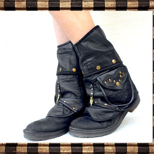 ZWARTE BOOT COVERS nº135... Met zakken... bikerlaarzen/leren laarzen/countrylaarzen met franjes/steampunk stijl laarzen/festivallaarzen