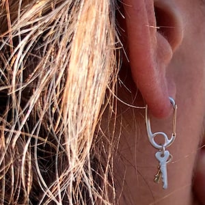 Pendiente con mosquetón en plata con llaves de plata y oro