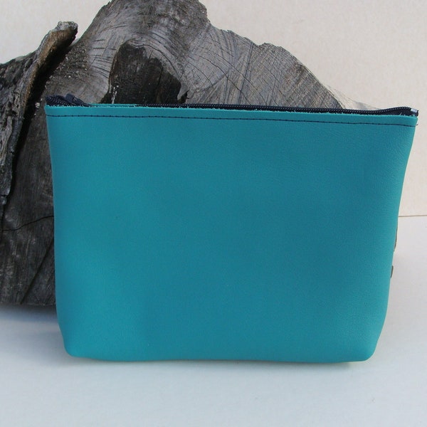 trousse,pochette fantaisie artisanal en cuir bleu