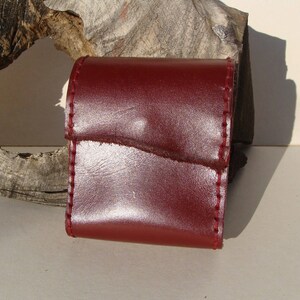 Accessoire, etuis artisanal en cuir bordeaux pour jeu de carte et paquet de 25 cigarettes