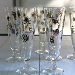 Pilsner Glasses (8), MCM Snowflakes Pattern, EXCELLENT Condition, Beer & Drink Glasses, Vintage Barware for Holidays, Mid Century Collector